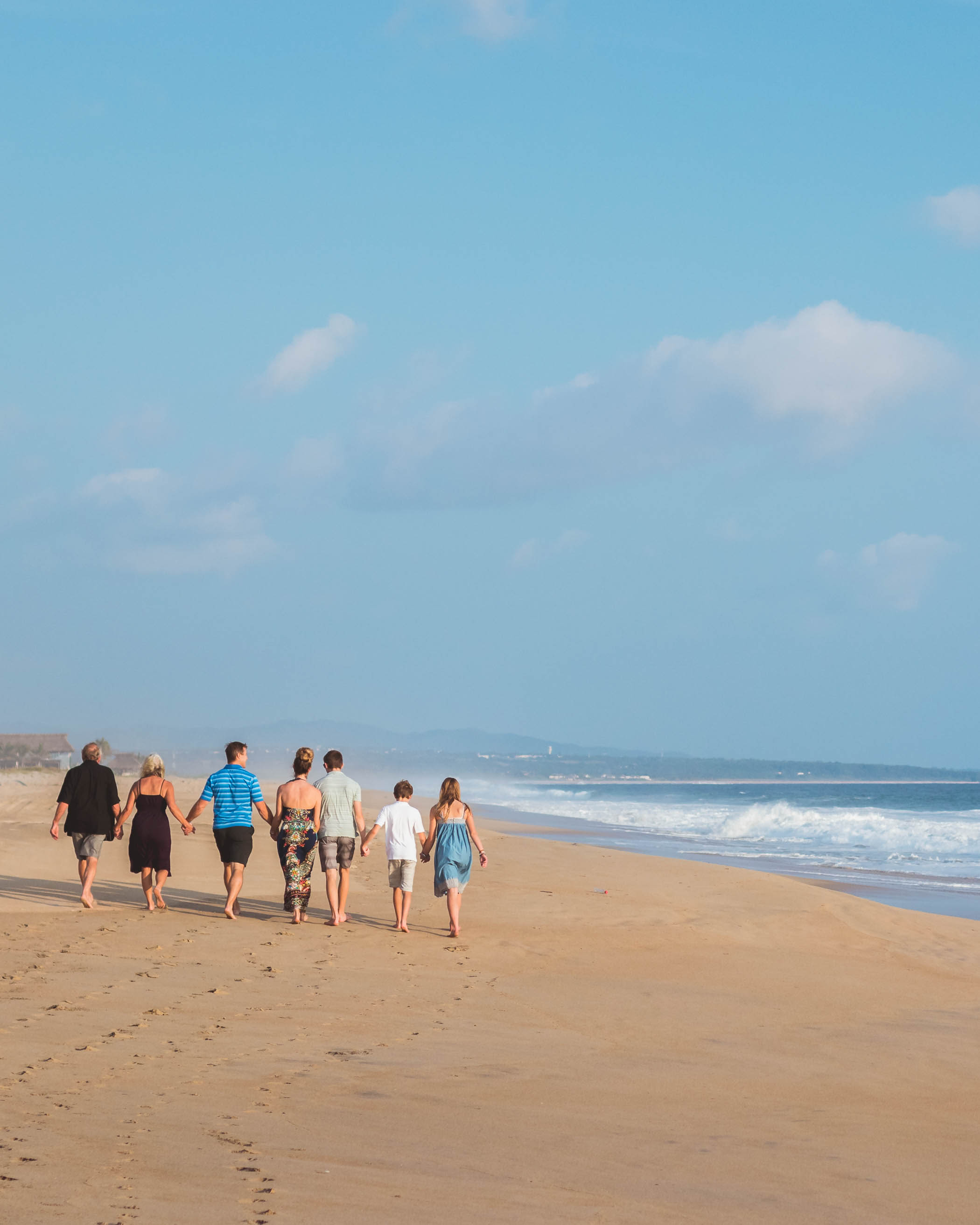 Familia caminando por Playa Palmarito Oaxaca