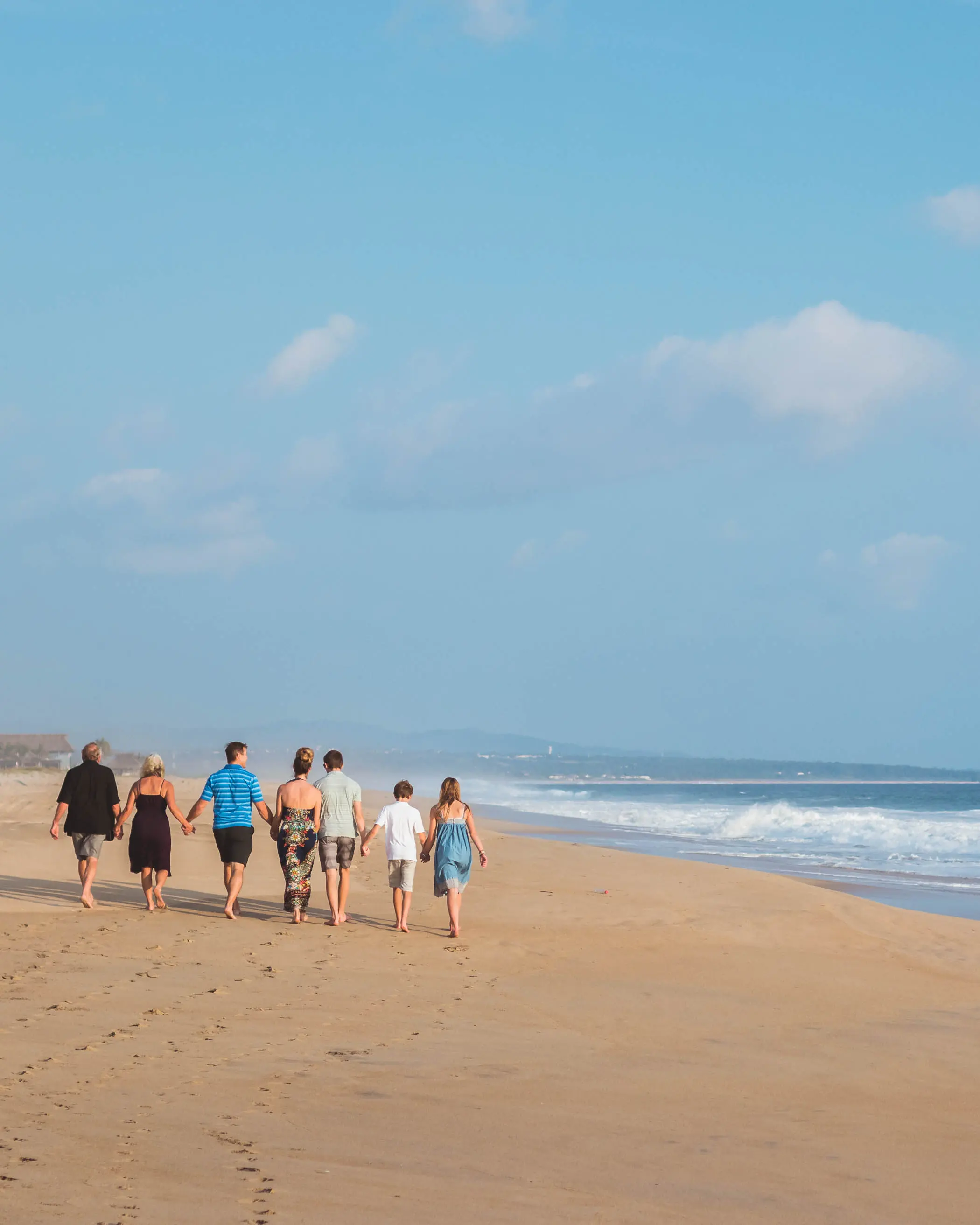 Familia caminando en la playa de Puerto Escondido, Oaxaca